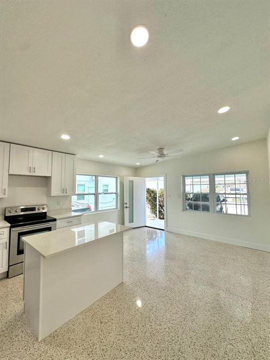 For Rent: $2,100 (1 beds, 1 baths, 585 Square Feet)
