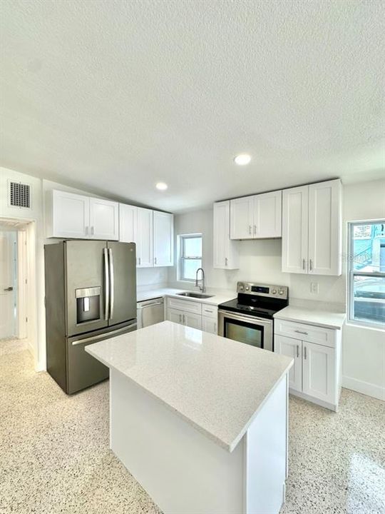 For Rent: $2,100 (1 beds, 1 baths, 585 Square Feet)