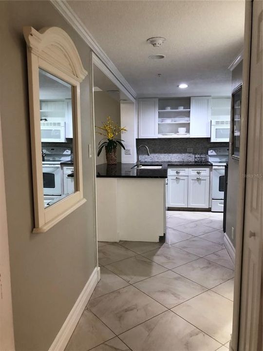 For Sale: $285,000 (1 beds, 1 baths, 825 Square Feet)