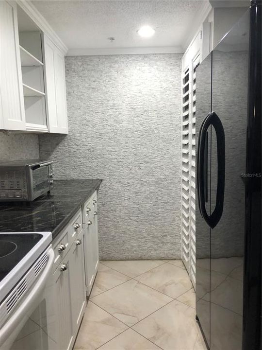 For Sale: $285,000 (1 beds, 1 baths, 825 Square Feet)