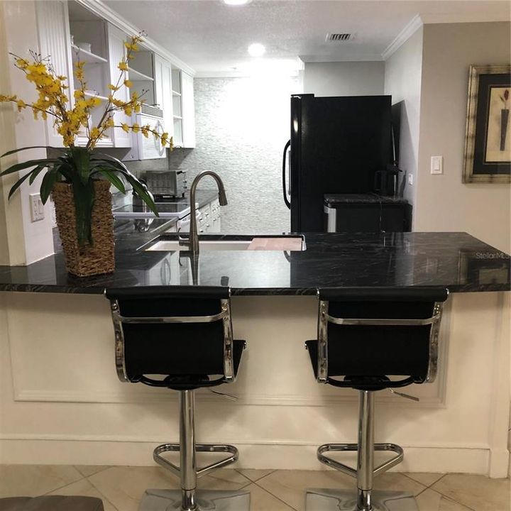 For Sale: $285,000 (1 beds, 1 baths, 825 Square Feet)