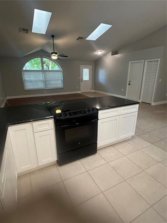 В аренду: $2,900 (3 спален, 2 ванн, 1706 Квадратных фут)