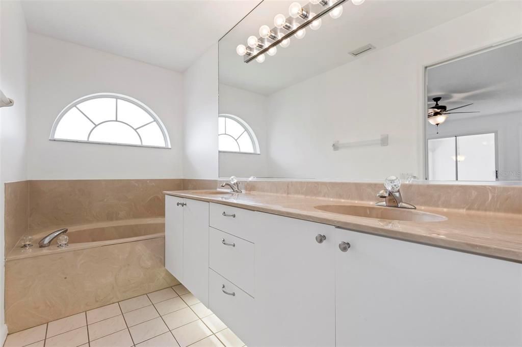 En Venta: $324,900 (3 camas, 2 baños, 1944 Pies cuadrados)