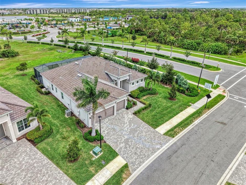 Active With Contract: $863,096 (3 beds, 3 baths, 2651 Square Feet)