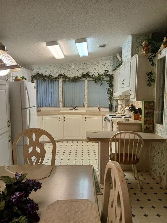 For Sale: $225,000 (2 beds, 2 baths, 1296 Square Feet)