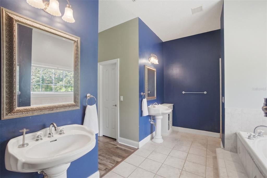 For Sale: $799,500 (3 beds, 2 baths, 2294 Square Feet)