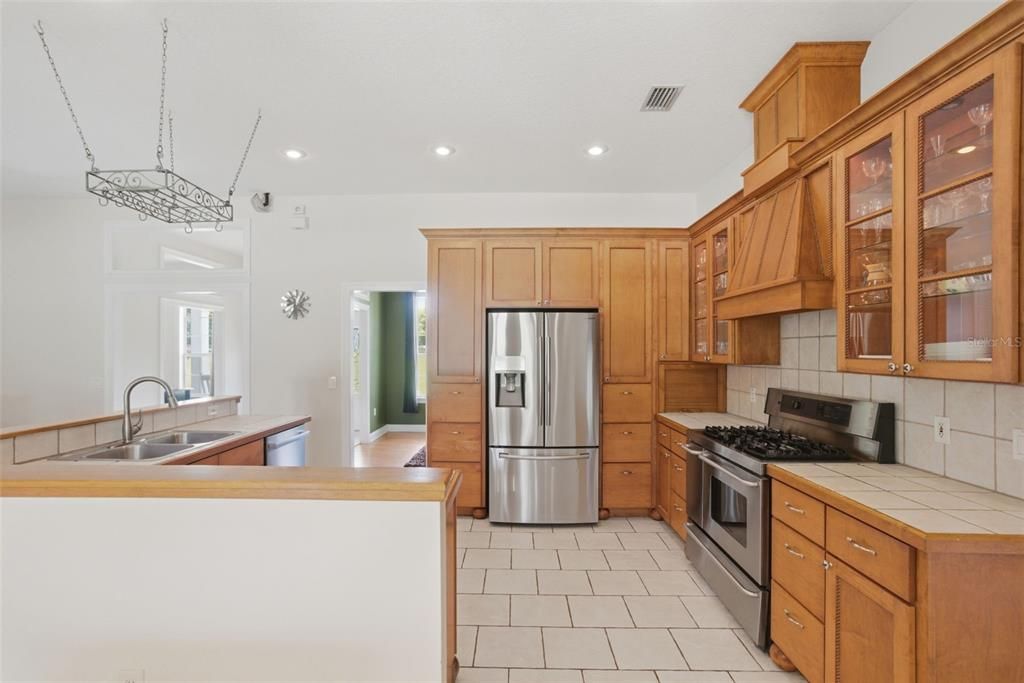 For Sale: $799,500 (3 beds, 2 baths, 2294 Square Feet)