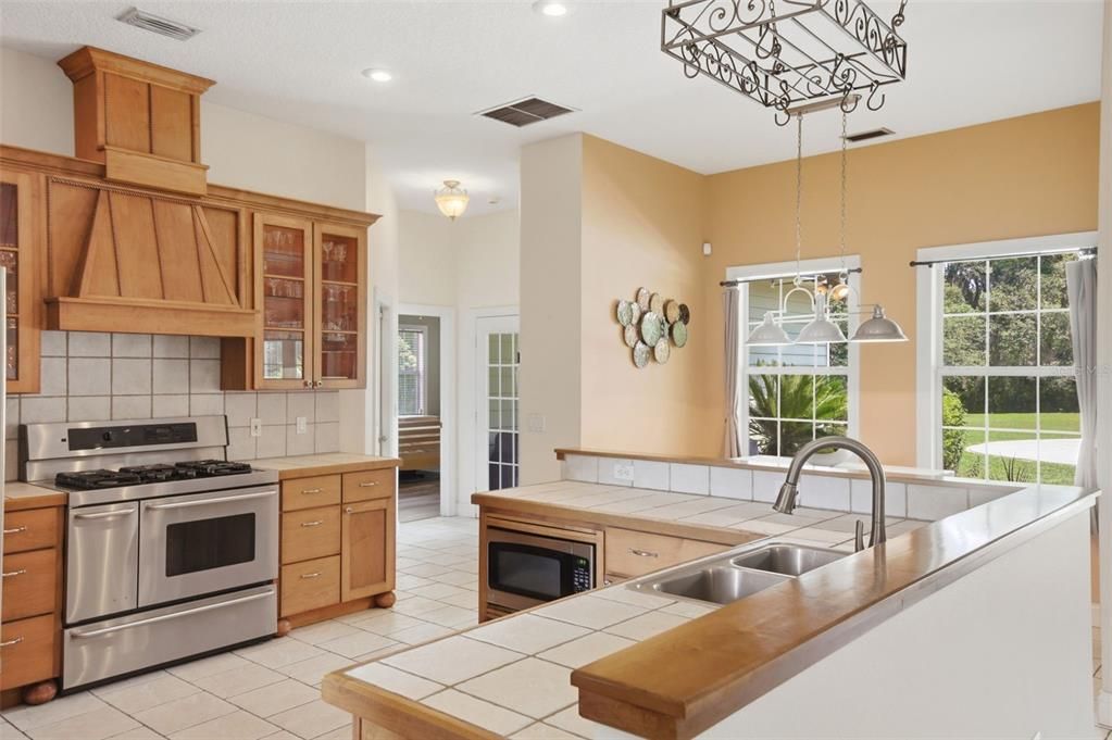 For Sale: $799,500 (3 beds, 2 baths, 2294 Square Feet)