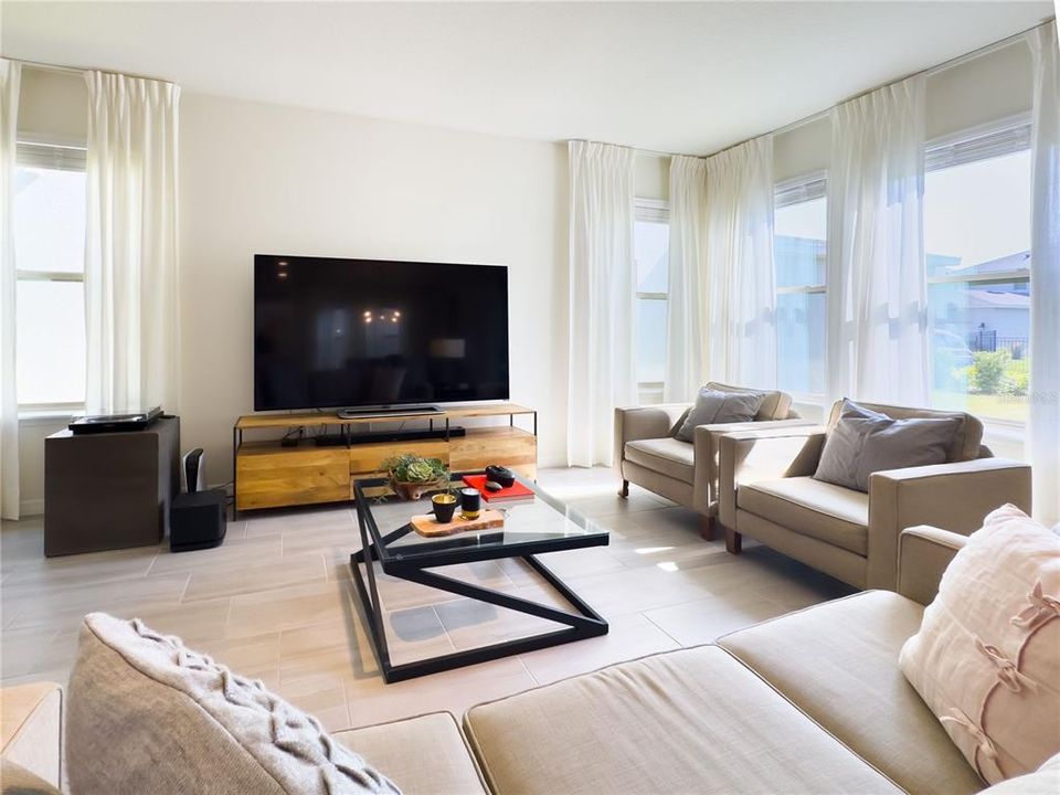 En Venta: $560,000 (3 camas, 2 baños, 2216 Pies cuadrados)