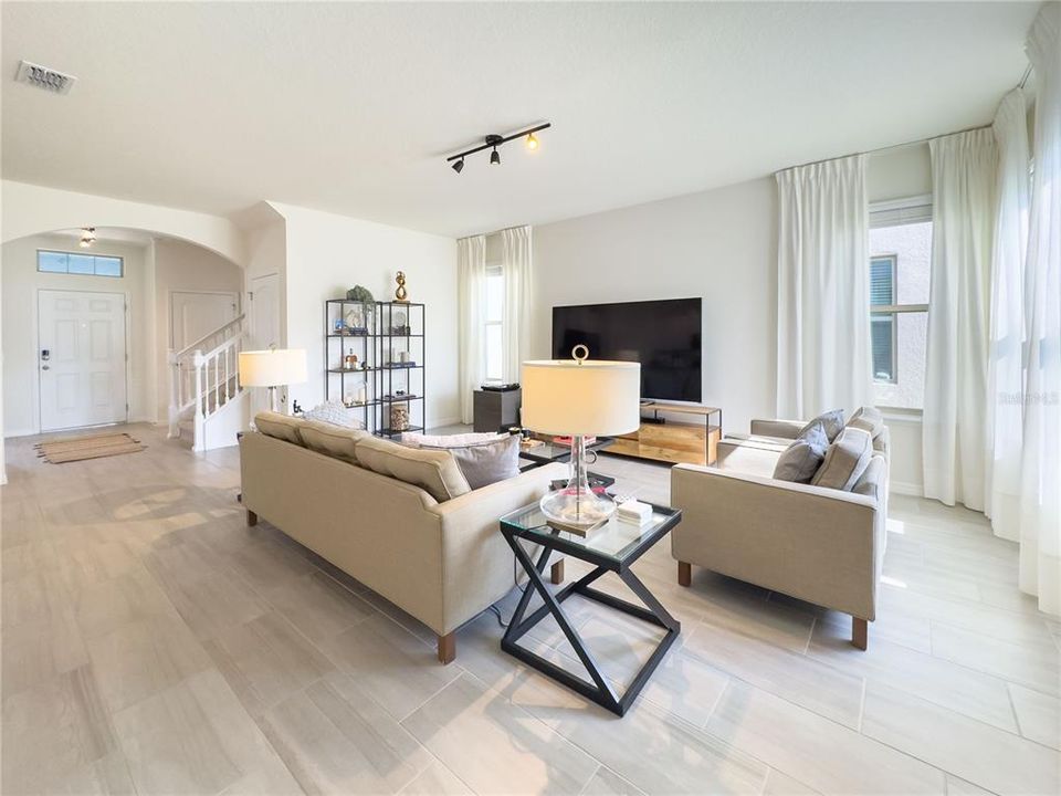 En Venta: $560,000 (3 camas, 2 baños, 2216 Pies cuadrados)