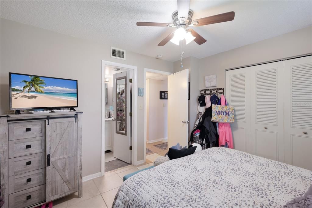 For Sale: $140,000 (2 beds, 2 baths, 925 Square Feet)