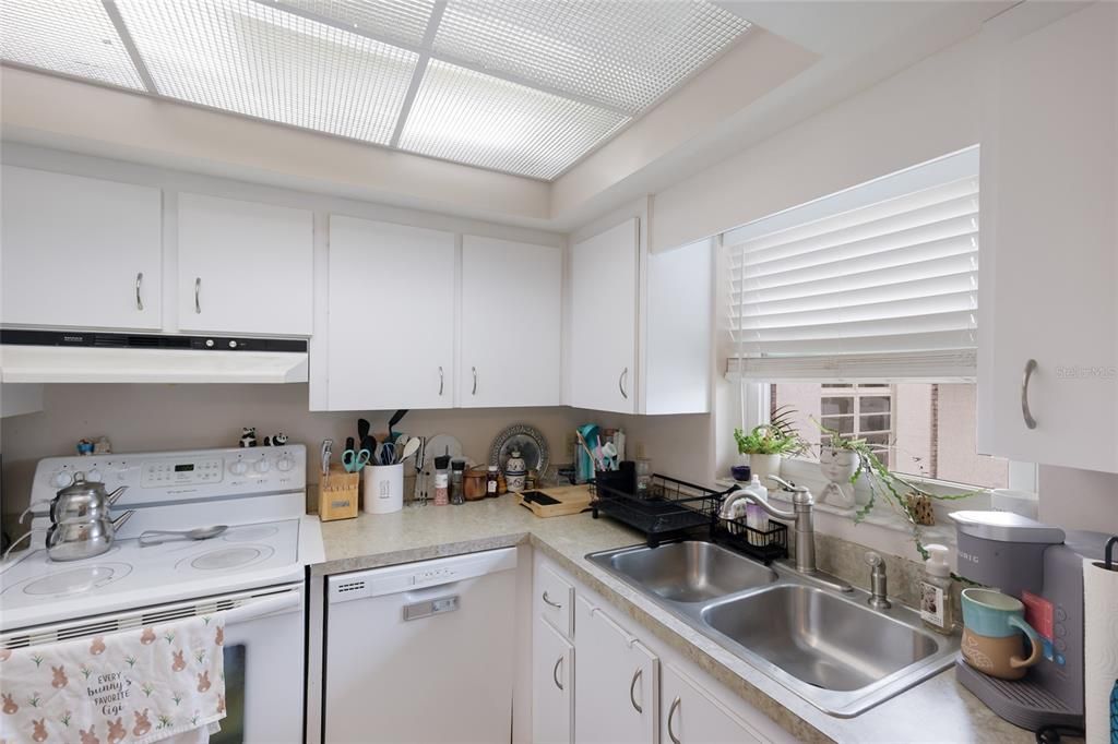 For Sale: $140,000 (2 beds, 2 baths, 925 Square Feet)