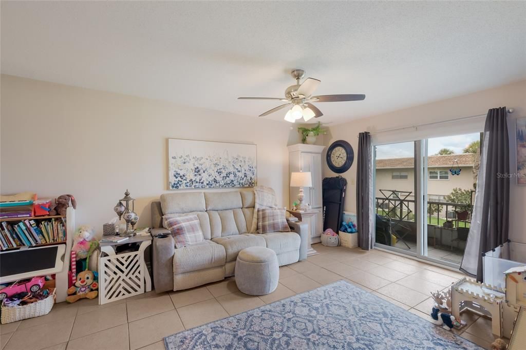 For Sale: $140,000 (2 beds, 2 baths, 925 Square Feet)