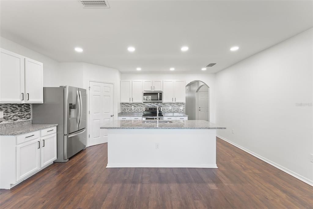 For Rent: $2,350 (4 beds, 2 baths, 1828 Square Feet)