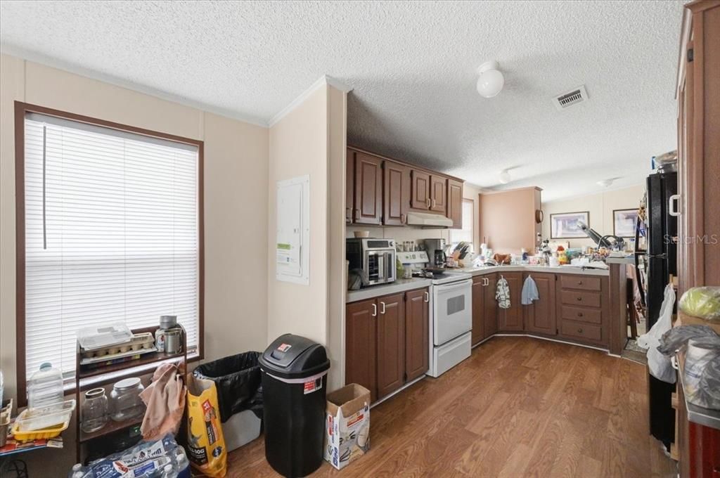 For Sale: $194,500 (3 beds, 2 baths, 1296 Square Feet)