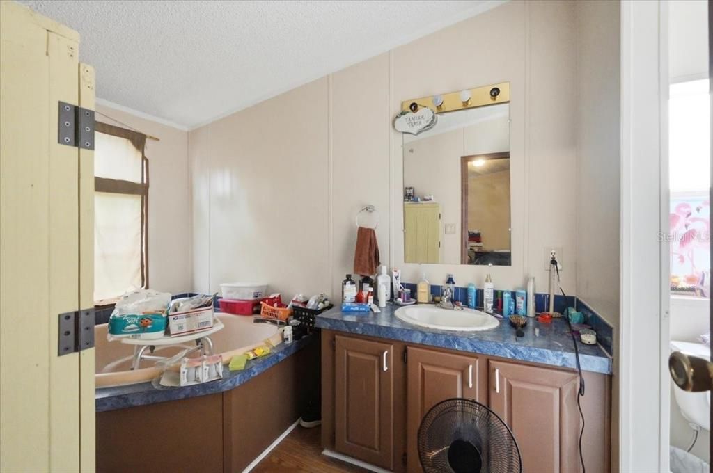 For Sale: $194,500 (3 beds, 2 baths, 1296 Square Feet)