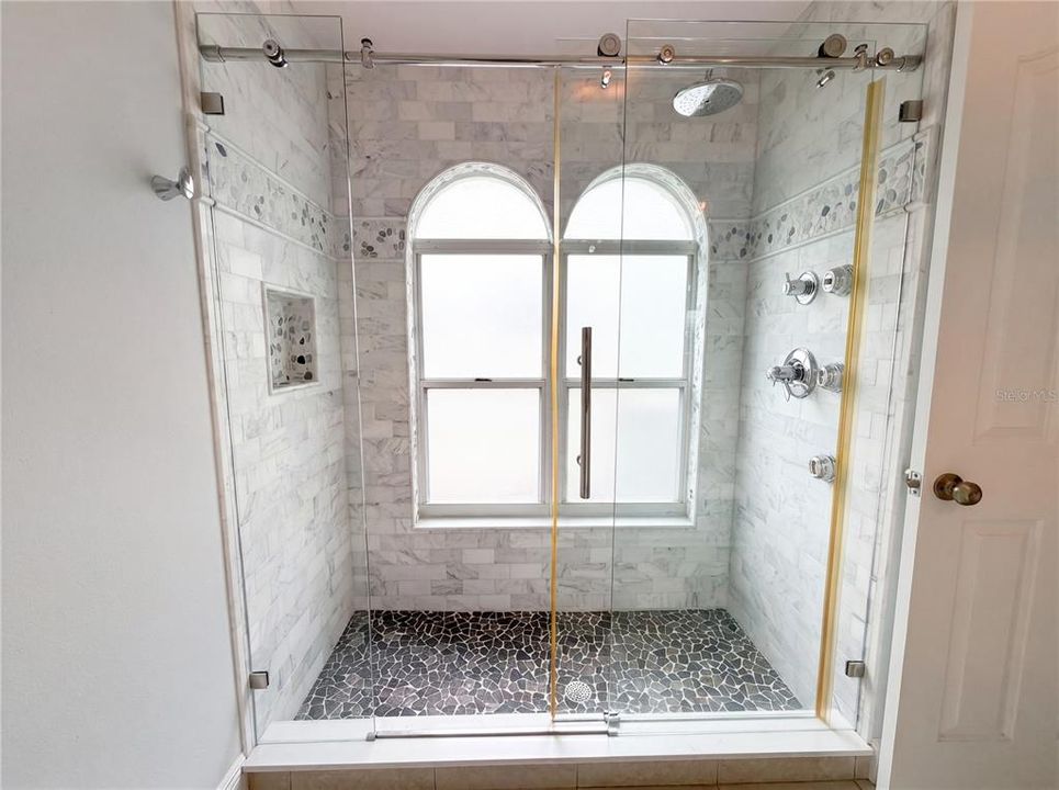 For Sale: $275,000 (3 beds, 2 baths, 1609 Square Feet)