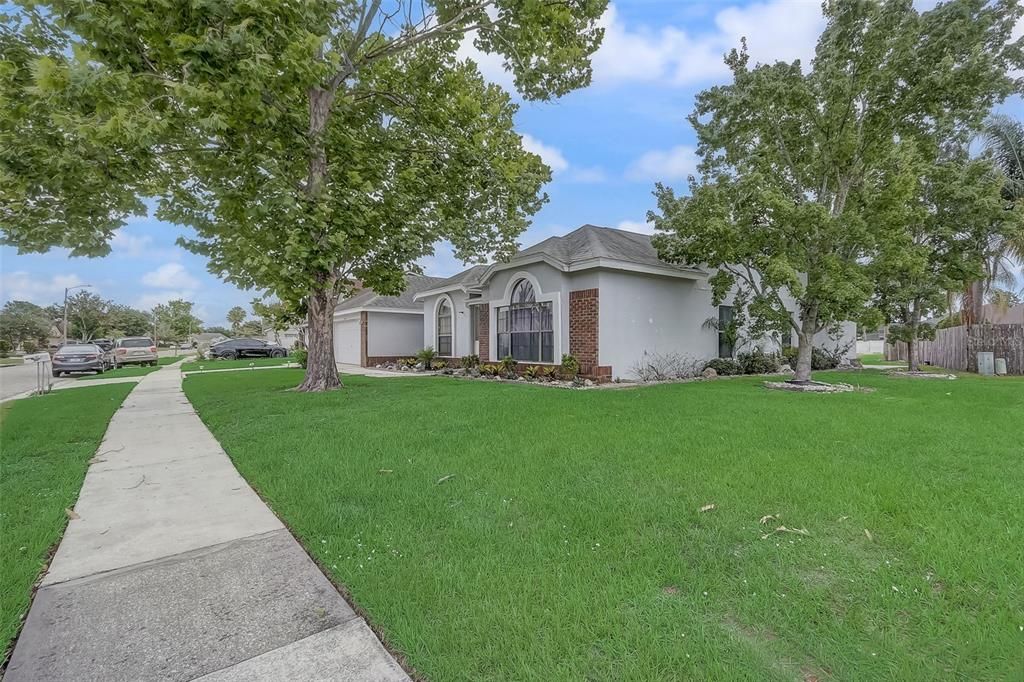 For Sale: $499,999 (4 beds, 2 baths, 2337 Square Feet)