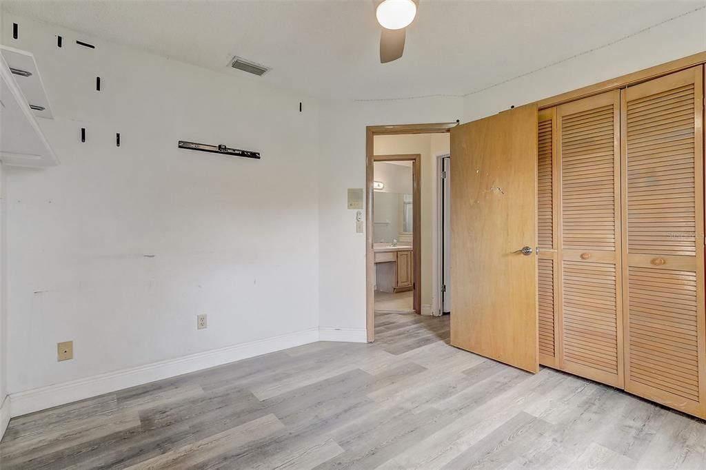 For Sale: $499,999 (4 beds, 2 baths, 2337 Square Feet)