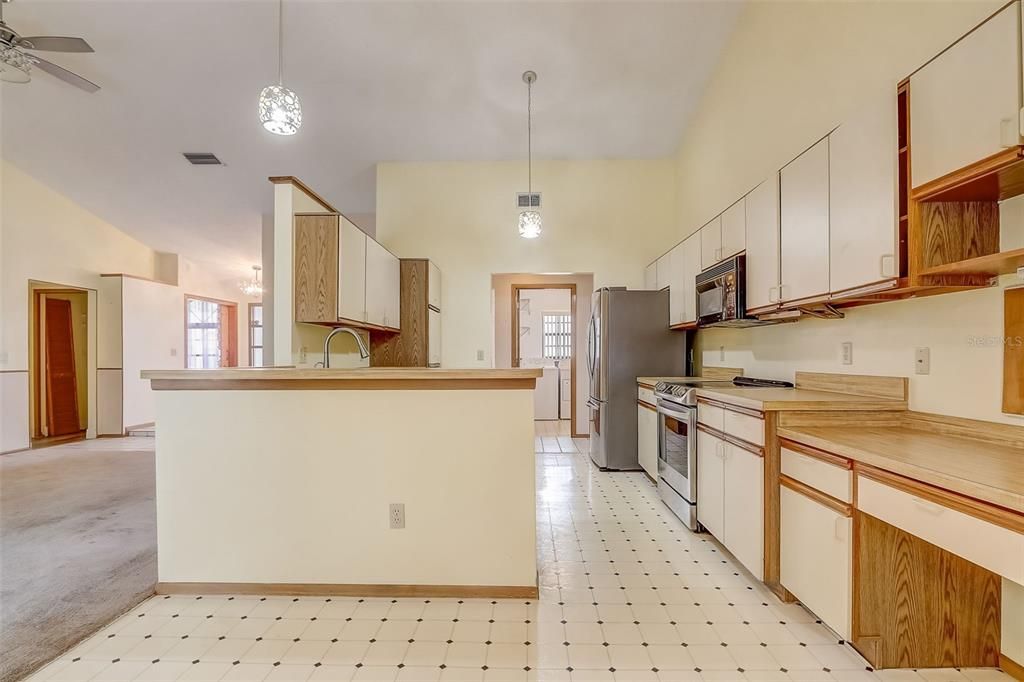 For Sale: $499,999 (4 beds, 2 baths, 2337 Square Feet)