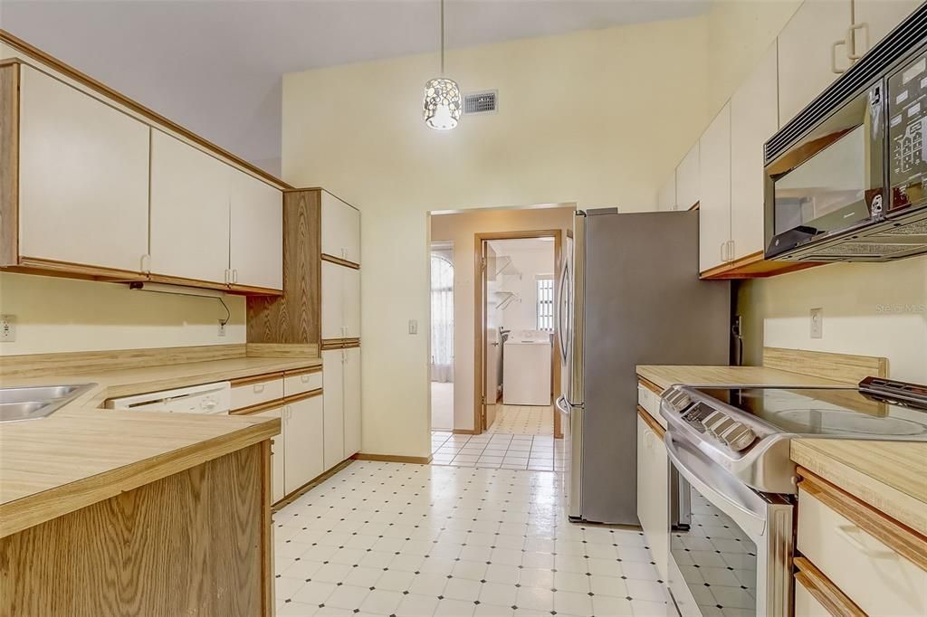 For Sale: $499,999 (4 beds, 2 baths, 2337 Square Feet)