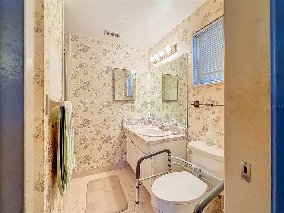 Под контрактом: $549,900 (4 спален, 3 ванн, 1663 Квадратных фут)