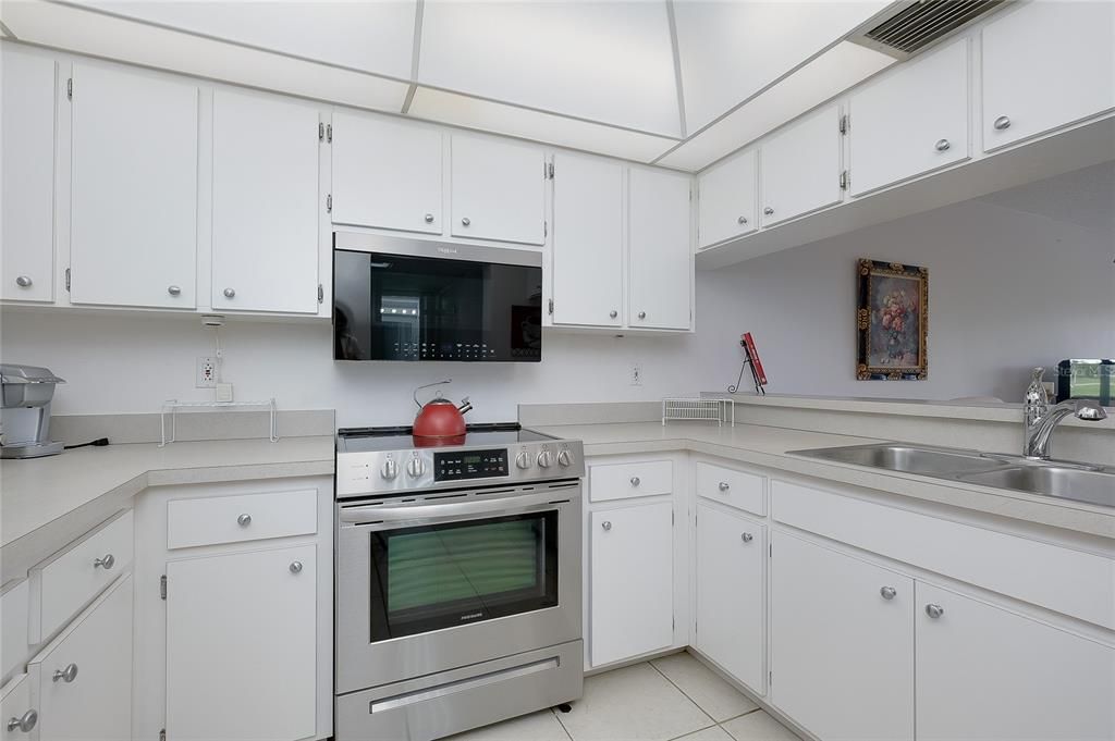 For Sale: $189,900 (1 beds, 1 baths, 800 Square Feet)