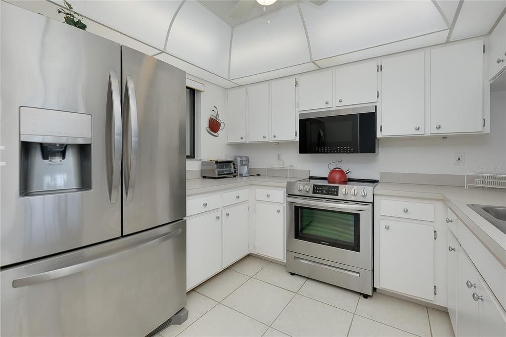 For Sale: $189,900 (1 beds, 1 baths, 800 Square Feet)