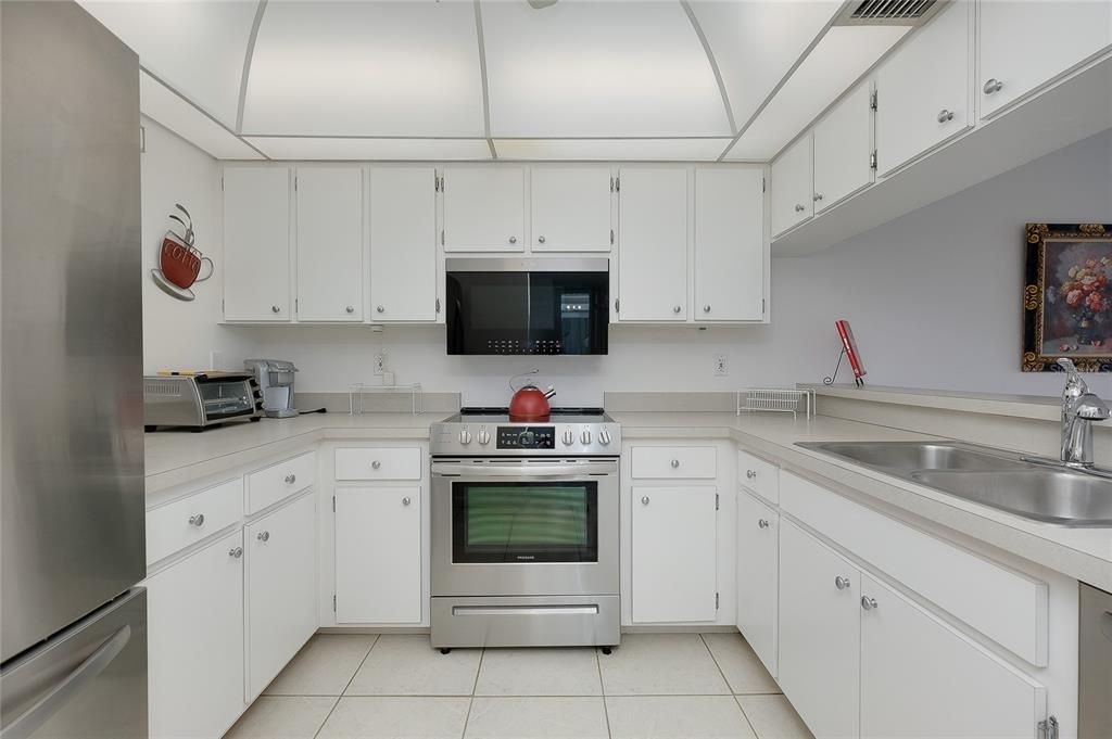 For Sale: $189,900 (1 beds, 1 baths, 800 Square Feet)