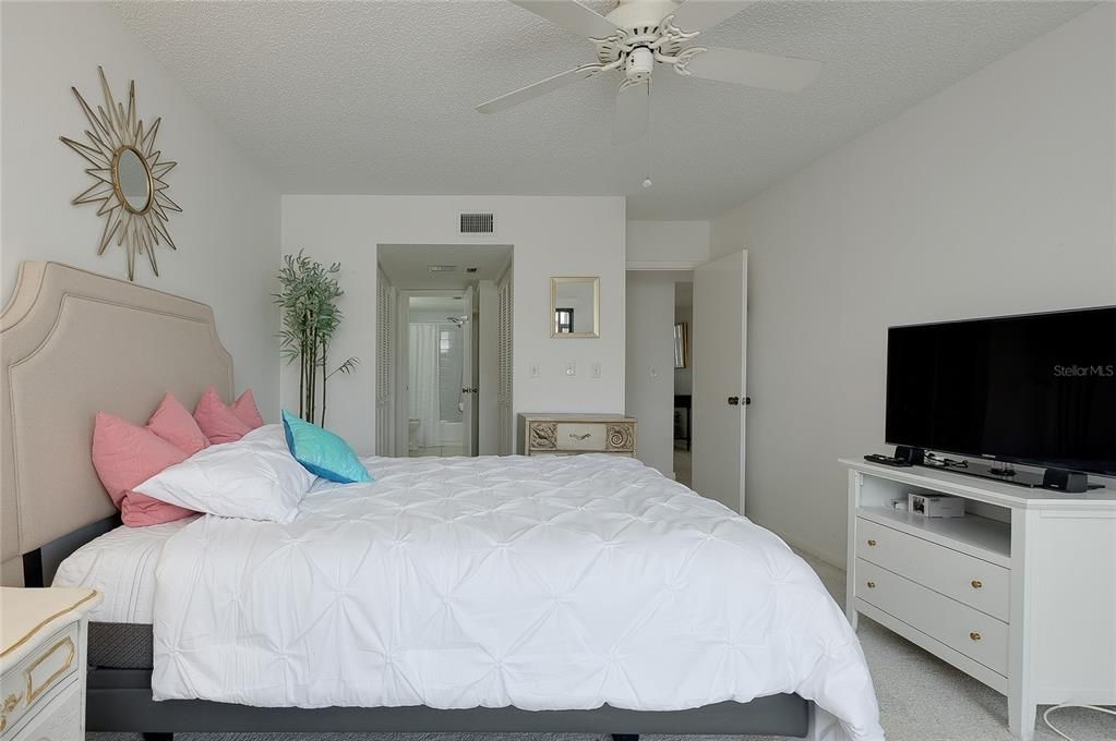 For Sale: $189,900 (1 beds, 1 baths, 800 Square Feet)