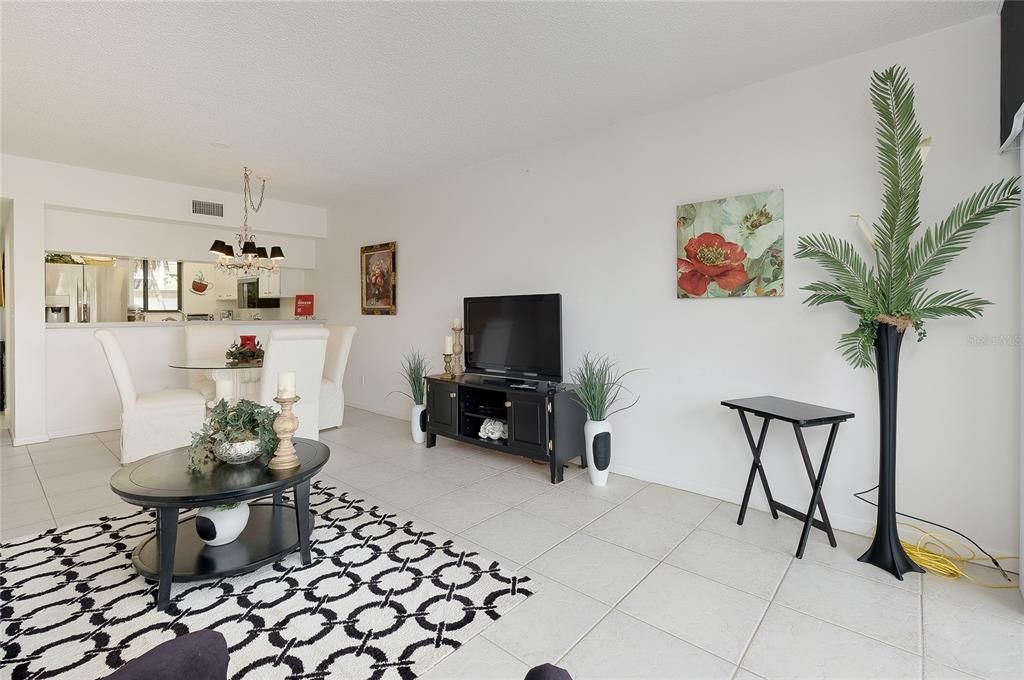 For Sale: $189,900 (1 beds, 1 baths, 800 Square Feet)