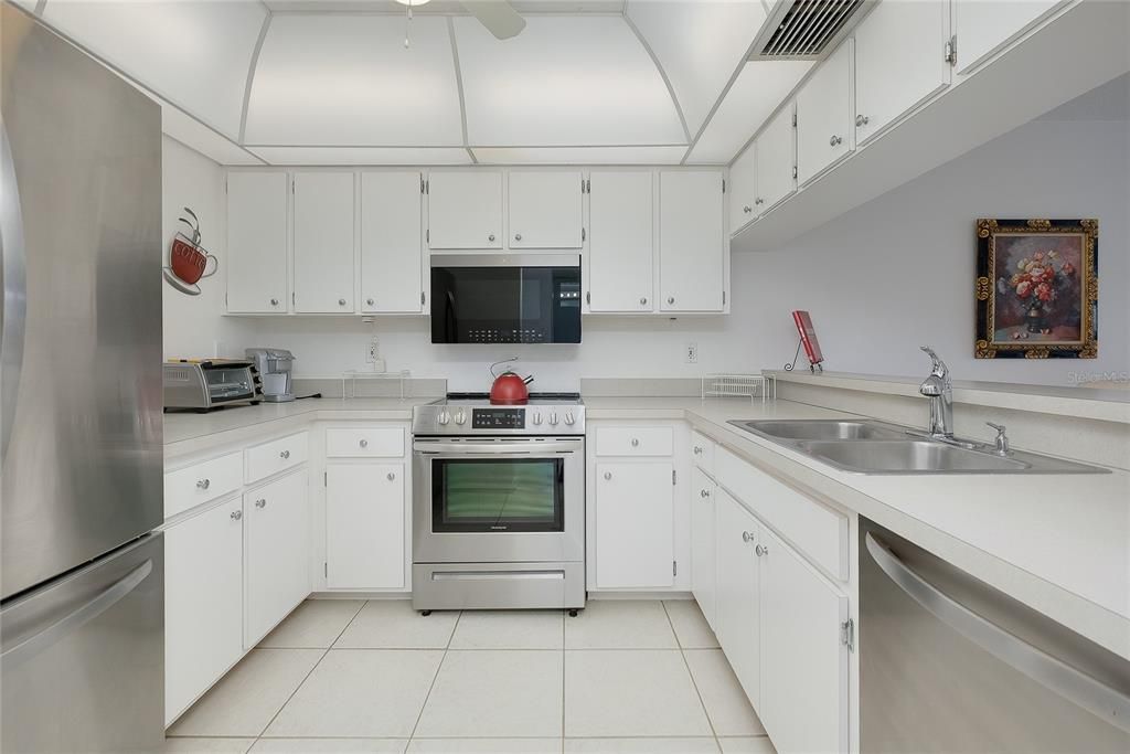 For Sale: $189,900 (1 beds, 1 baths, 800 Square Feet)