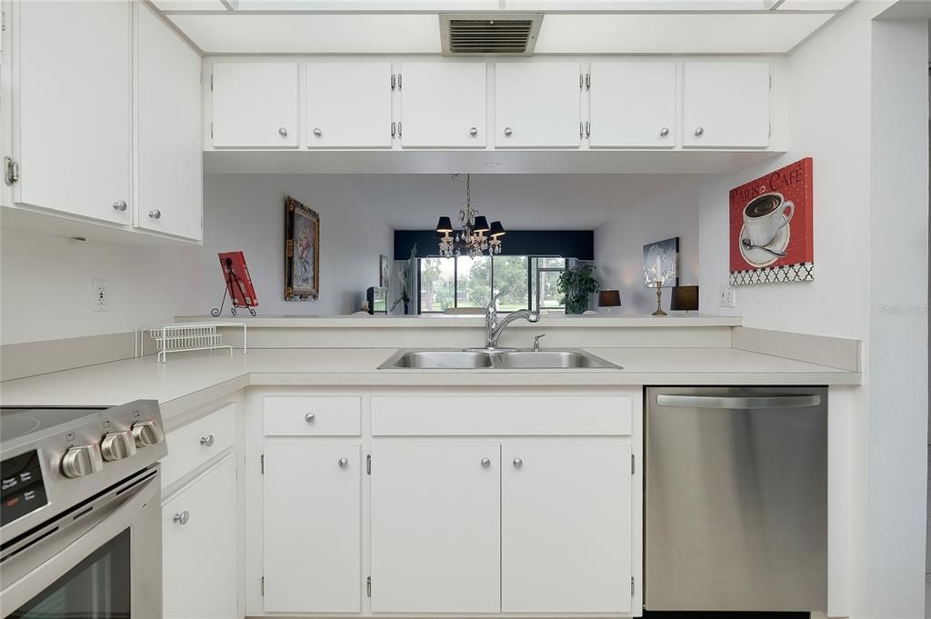 For Sale: $189,900 (1 beds, 1 baths, 800 Square Feet)