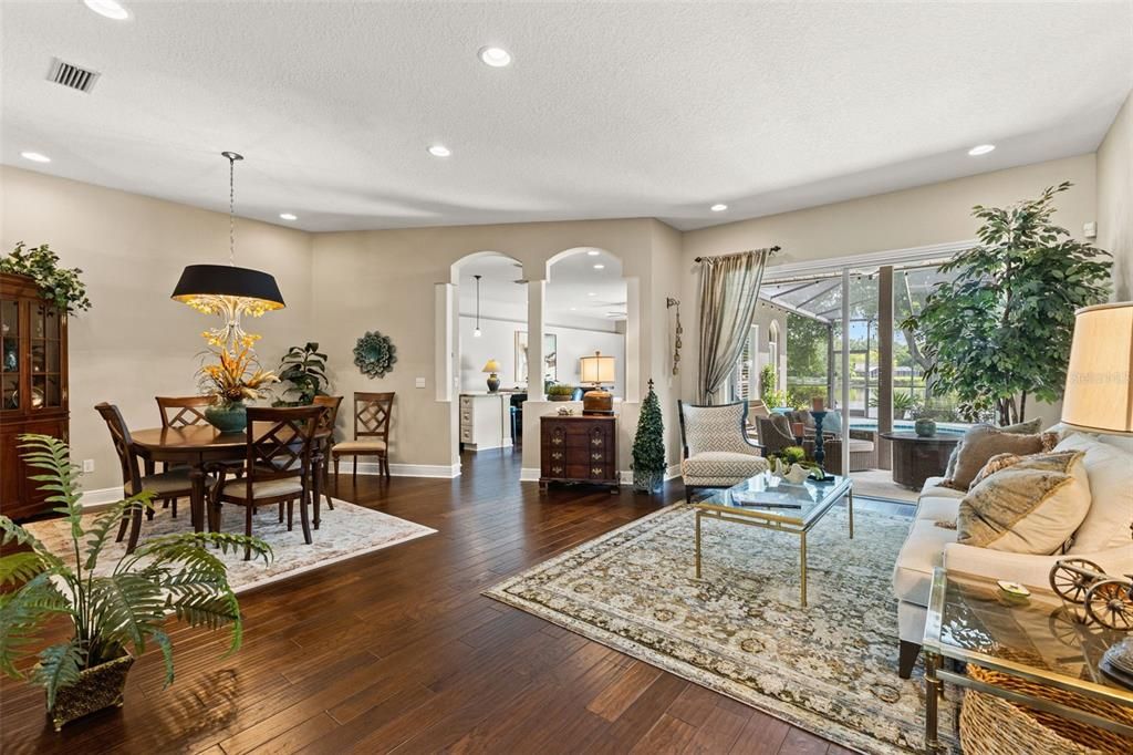 En Venta: $918,000 (4 camas, 3 baños, 2687 Pies cuadrados)