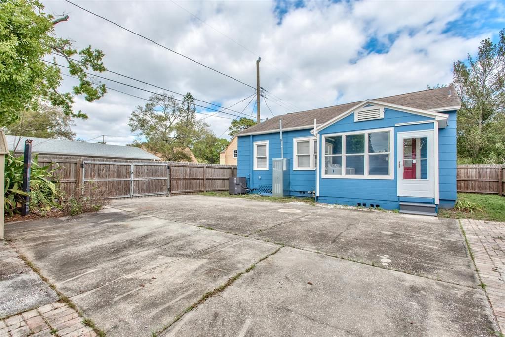 For Rent: $2,700 (3 beds, 2 baths, 1120 Square Feet)