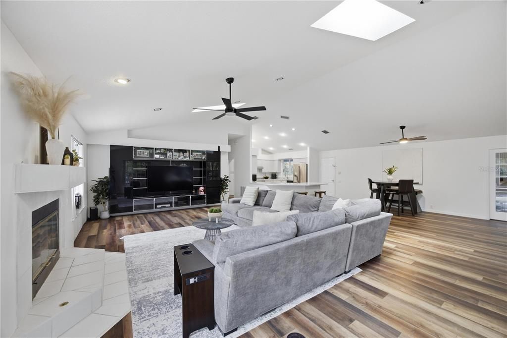 En Venta: $875,000 (4 camas, 3 baños, 3626 Pies cuadrados)