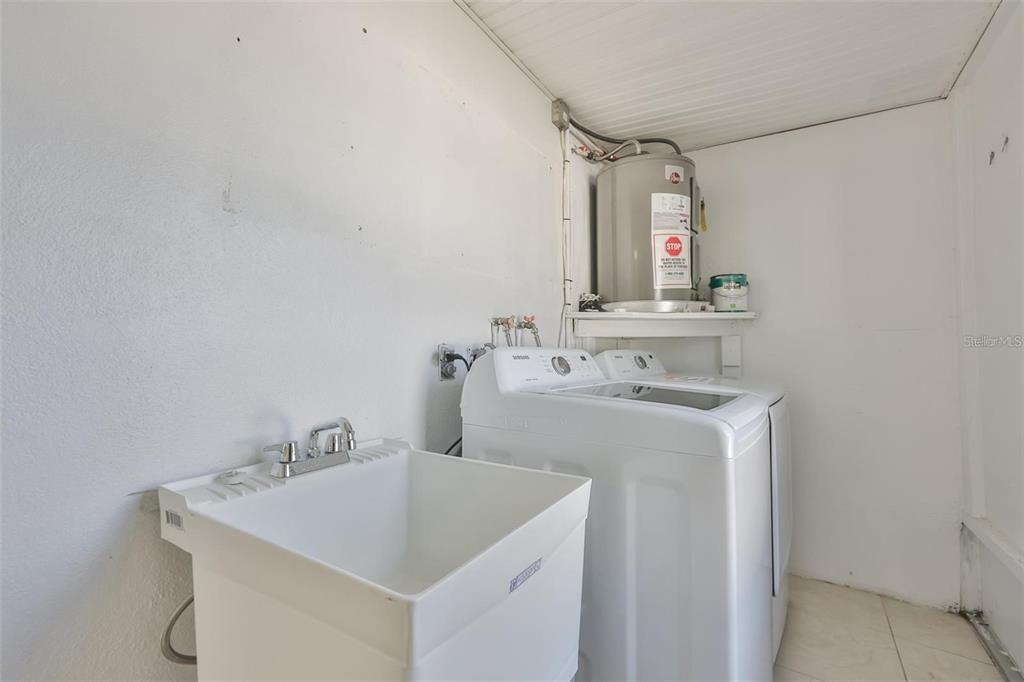For Rent: $1,800 (3 beds, 2 baths, 1100 Square Feet)