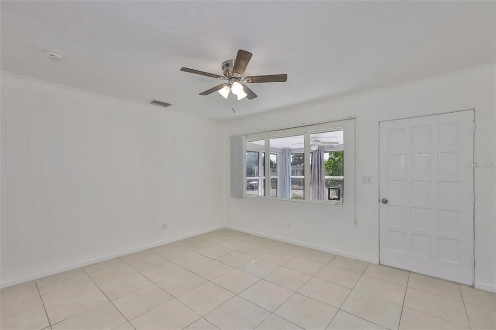 For Rent: $1,800 (3 beds, 2 baths, 1100 Square Feet)