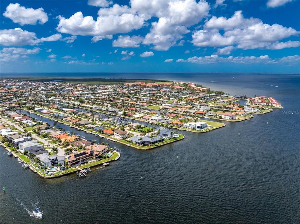 На продажу: $849,000 (4 спален, 2 ванн, 1997 Квадратных фут)