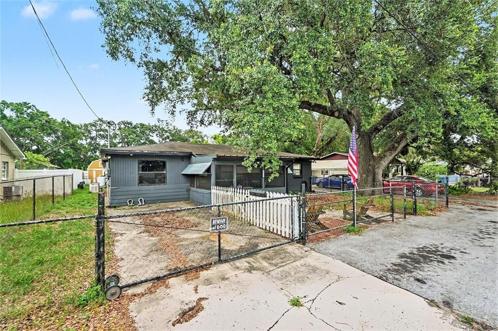 For Sale: $300,000 (3 beds, 1 baths, 983 Square Feet)