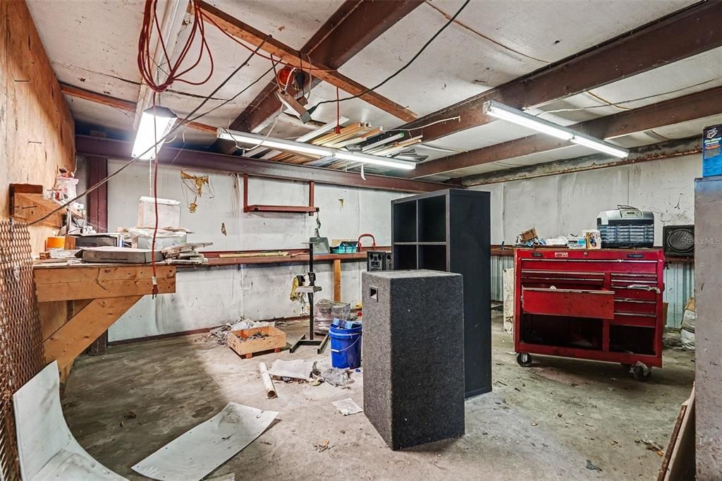 For Sale: $300,000 (3 beds, 1 baths, 983 Square Feet)