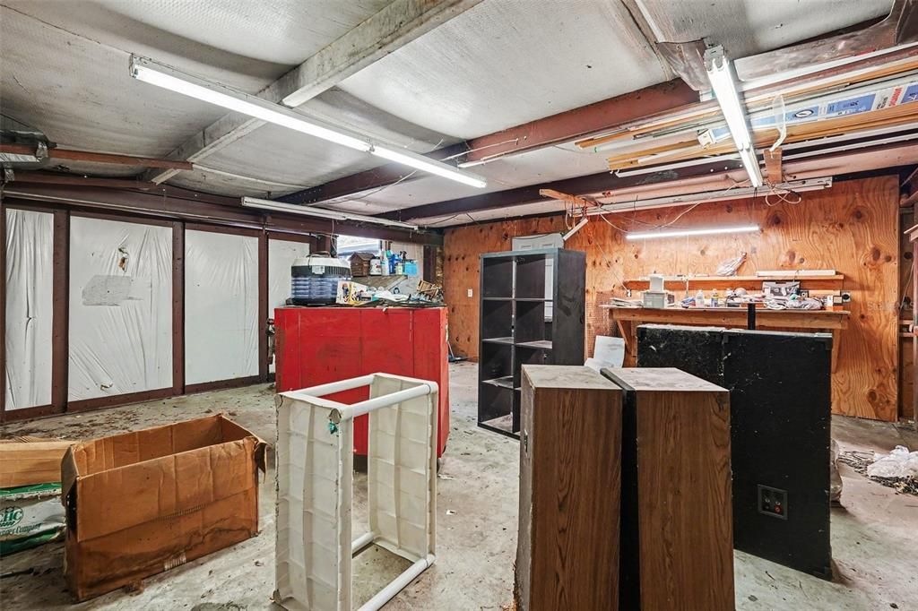 For Sale: $300,000 (3 beds, 1 baths, 983 Square Feet)
