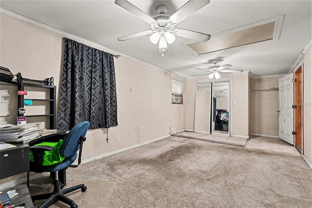For Sale: $300,000 (3 beds, 1 baths, 983 Square Feet)