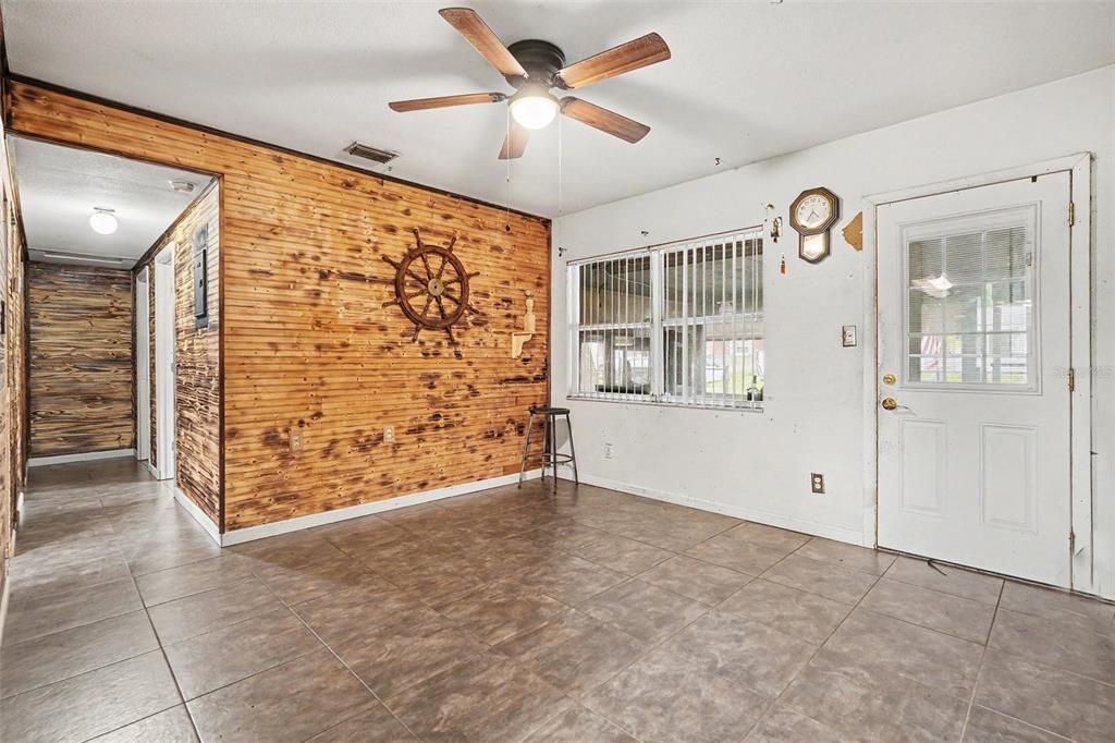 For Sale: $300,000 (3 beds, 1 baths, 983 Square Feet)