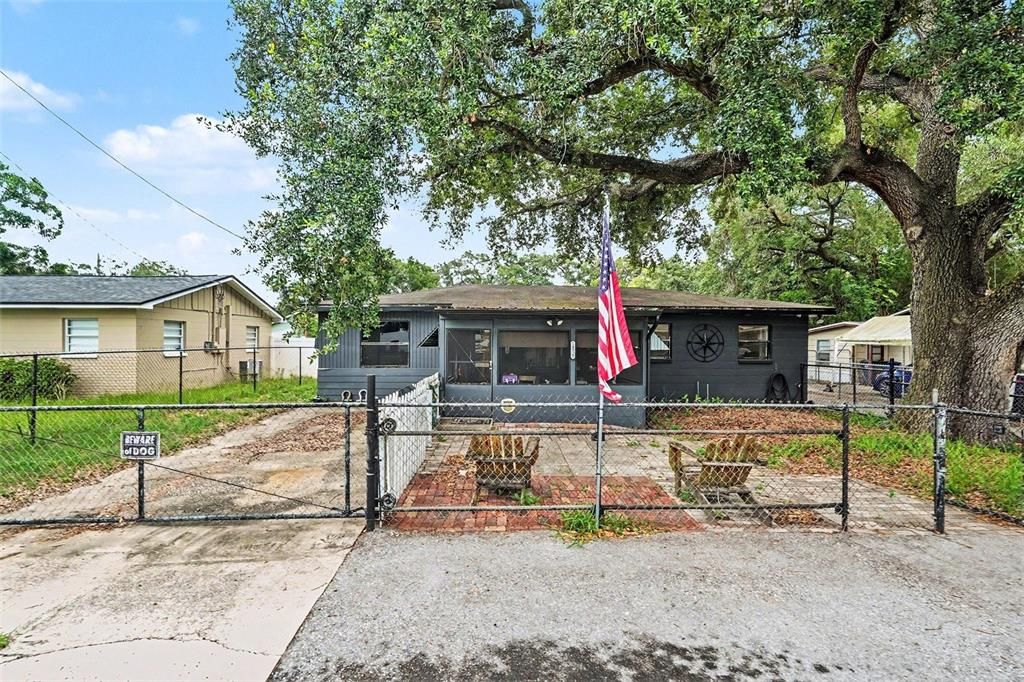 For Sale: $300,000 (3 beds, 1 baths, 983 Square Feet)