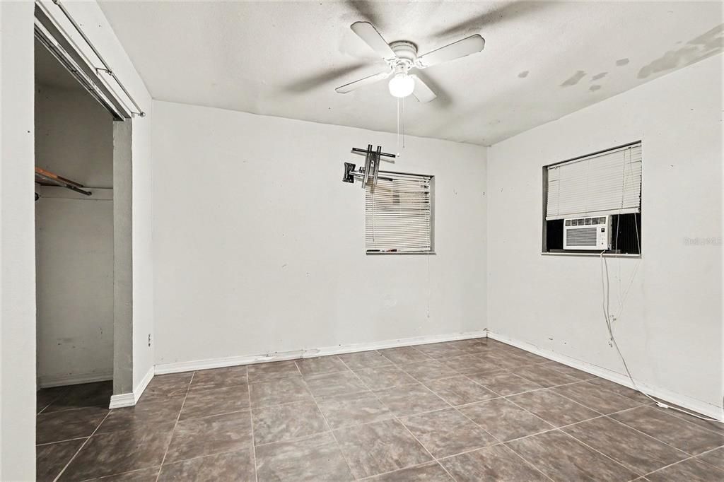 For Sale: $300,000 (3 beds, 1 baths, 983 Square Feet)