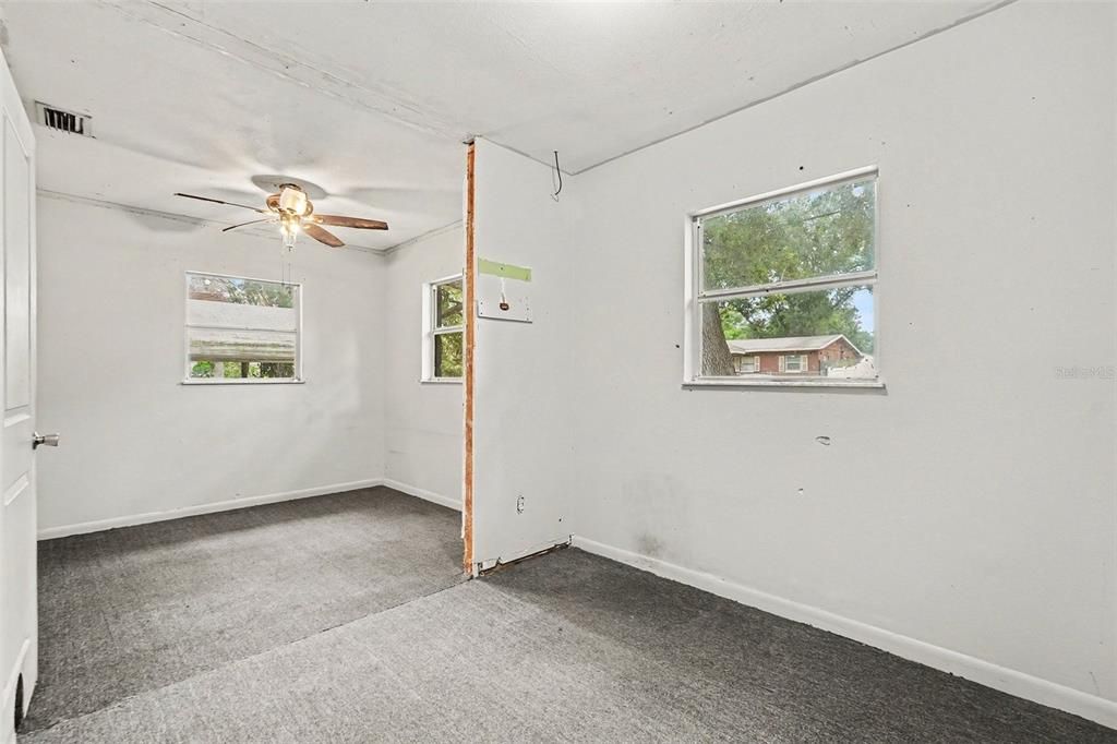 For Sale: $300,000 (3 beds, 1 baths, 983 Square Feet)
