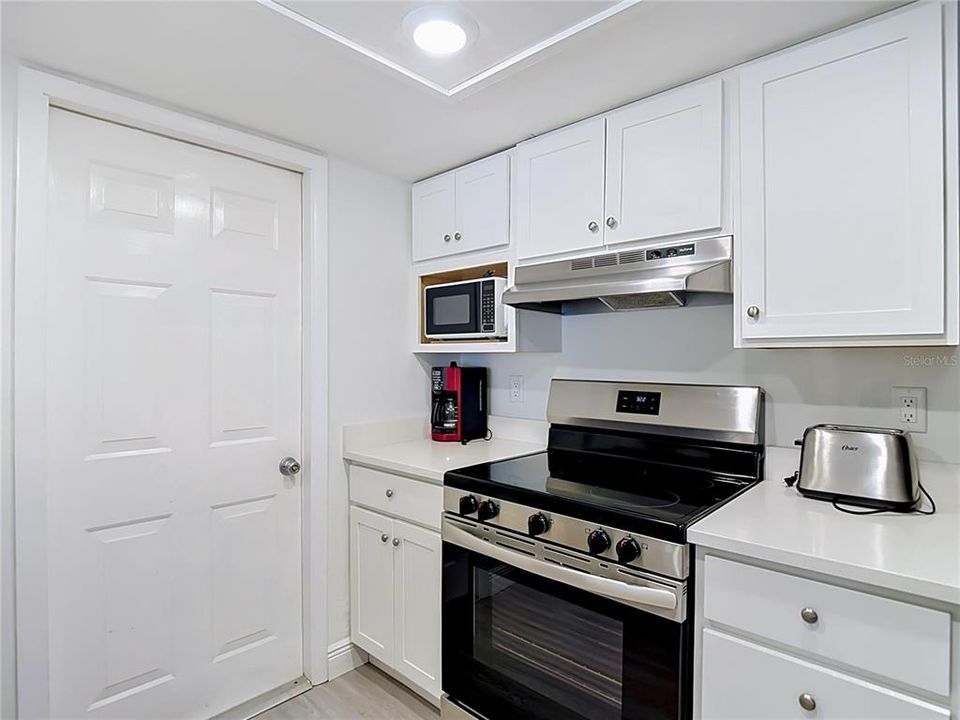 На продажу: $299,900 (2 спален, 1 ванн, 1128 Квадратных фут)