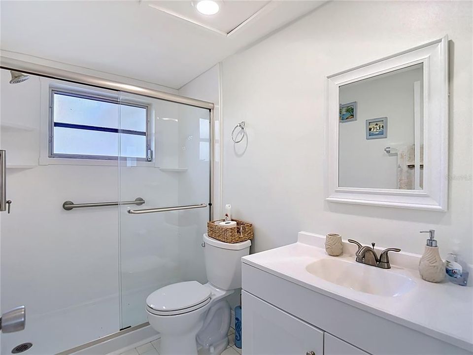 На продажу: $299,900 (2 спален, 1 ванн, 1128 Квадратных фут)