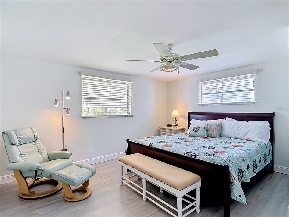 На продажу: $299,900 (2 спален, 1 ванн, 1128 Квадратных фут)